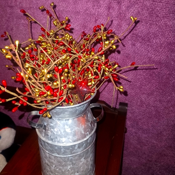 Tin with red pip berries with stars... - Picture 2 of 2